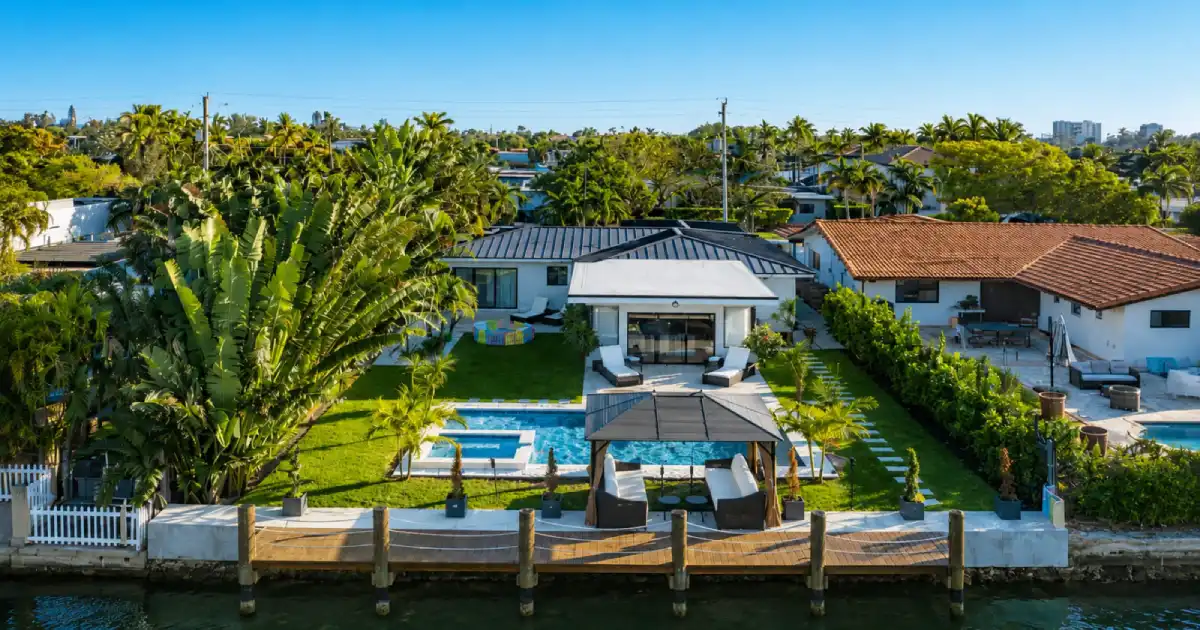 Miami villa rental 2026 guide waterfront estate private pool luxury accommodation Miami Beach Venetian Islands North Bay Village group travel